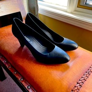 Ecco pumps size 40